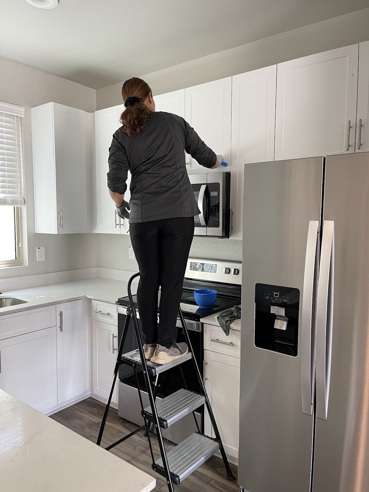 House cleaner from Simple House Cleaning Service Richmond cleaning a home in Harvest Green