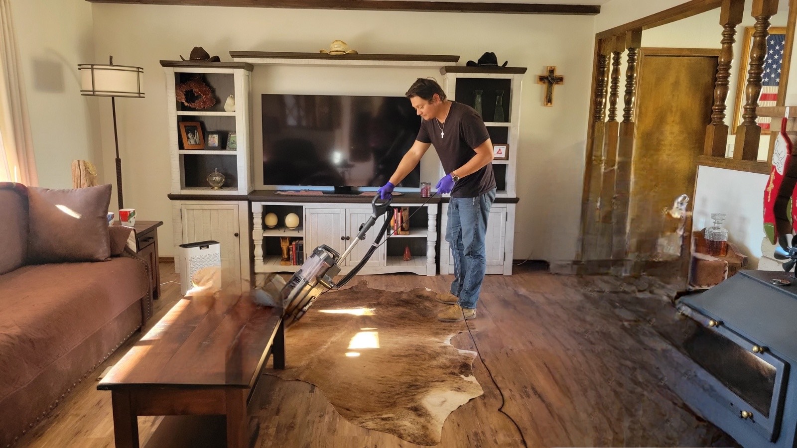 Simple House Cleaning Service Richmond cleaner at work in a Richmond home